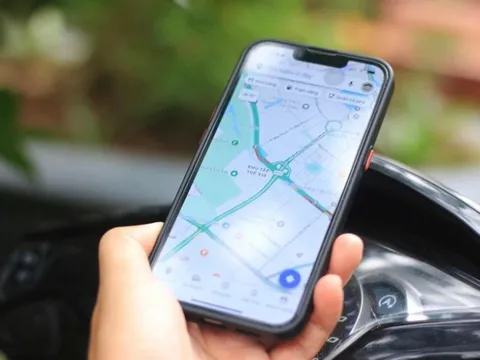 Vừa lái xe vừa xem Google Maps có bị phạt theo quy định pháp luật mới hay không?