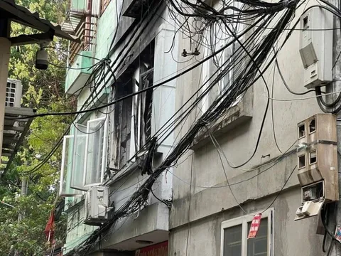 Clip: Khoảnh khắc đau lòng khi biển lửa bao trùm căn nhà khiến 3 người tử vong ở Hà Nội