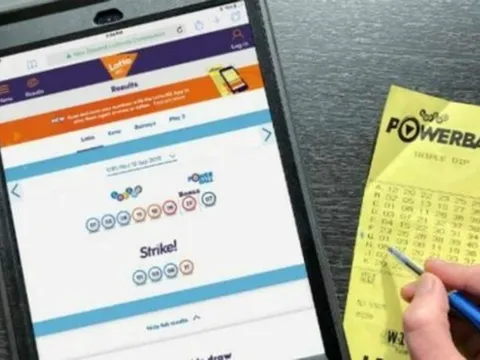 Vợ chồng ôm nhau mơ trúng số và cái kết "đứng hình"