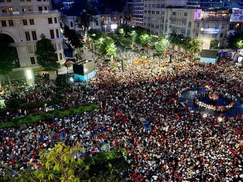 'Biển người' hân hoan trong ngày đại lễ tại trung tâm TP Hồ Chí Minh