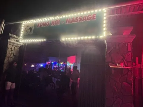 Bắt quả tang 4 nữ tiếp viên mặc "mát mẻ", phục vụ "quý ông" tại cơ sở massage ở Đồng Nai