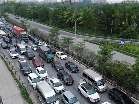 Hai Cảnh sát giúp người dân gặp sự cố trên cao tốc nhận được nhiều lời khen từ cộng đồng