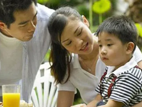 Clip nửa đêm chồng giơ tay định gần gũi vợ nhưng bất thành, hội mẹ bỉm tấm tắc "giống hệt nhà mình"