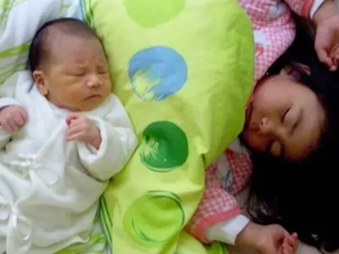 Vợ ngày càng lạnh nhạt, không chịu gần gũi, chồng bật khóc khi biết lý do nằm ở bụng cô ấy