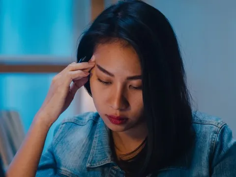 Nghe tin mẹ đẻ bị viêm phổi, tôi muốn gửi biếu 5 triệu lo thuốc men nhưng chồng vừa đưa tiền vừa nói một câu khiến tôi ngã quỵ
