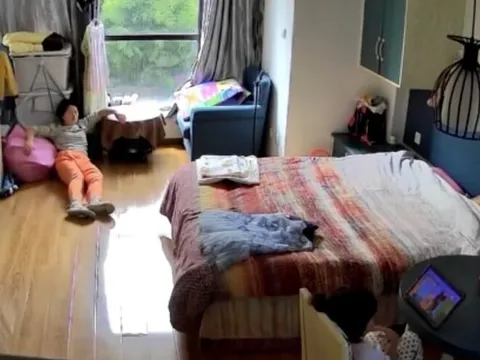 Mẹ bỉm ngất xỉu, camera ghi lại diễn biến hành động của con gái 3 tuổi khiến cõi mạng nể phục