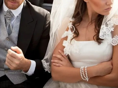 Cô dâu quyết định cưới luôn khách mời khi phát hiện chú rể lừa dối, tất cả đều sững sờ