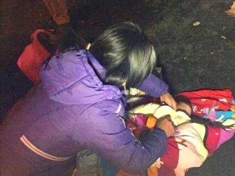 Đứa trẻ bị bỏ rơi ở thùng rác bệnh viện được nhận nuôi, cuộc sống khó tin sau 24 năm khi bố mẹ ruột đại gia tìm đến