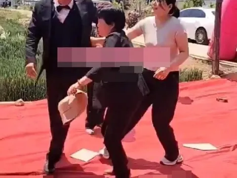 Con trai 32 tuổi lén cưới vợ 52 tuổi: Thái độ của mẹ gây sốc và cái kết