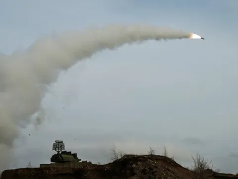 Ukraine trút đòn tấn công trên không quy mô lớn ngay trước lễ kỷ niệm Ngày Chiến thắng của Nga