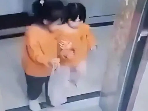 Hai bé gái bị một người phụ nữ đeo mặt nạ đe doạ trong thang máy và cái kết đau lòng