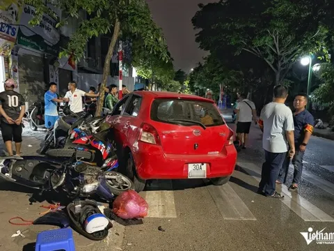 Hà Nội: Nhân chứng nói gì khi ô tô tông liên hoàn 6 xe máy?