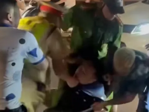 Khống chế người đàn ông có hành vi chống đối cảnh sát giao thông