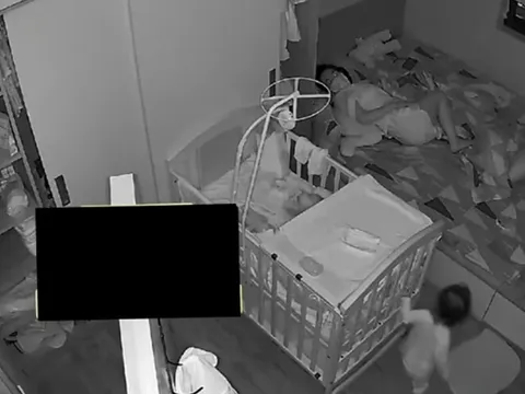 Mẹ sinh thêm em, camera ghi lại cảnh tượng bé gái 1 tuổi nửa đêm sang phòng tìm mẹ khiến nhiều người xót xa