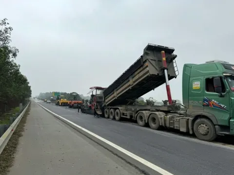 Phó Tổng Giám đốc VEC khi trời mưa vẫn thảm mặt đường cao tốc Nội Bài - Lào Cai?