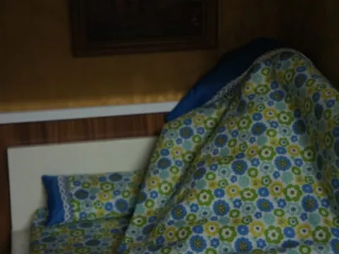 Trời nóng nhưng con gái luôn trùm chăn kín mít khi ngủ, một lần lén vào phòng kéo chăn, tôi ngã ngửa