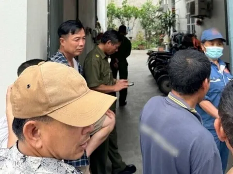 Đi làm về, mẹ bàng hoàng nhìn qua khe cửa thấy con trai nằm bất động: Hé lộ tình tiết đau lòng