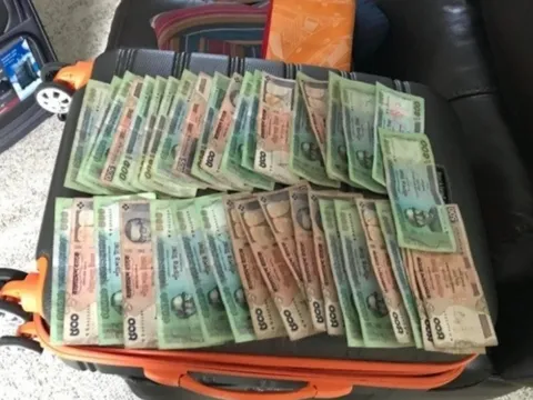 Chiếc vali cũ vừa mua lại ẩn giấu một bí mật khiến người đàn ông "chết ngất"