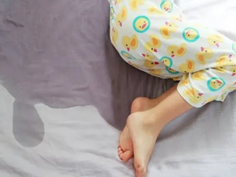 Con nói đêm nào cũng có người lạ trong nhà vệ sinh, tôi ngỡ ngàng khi xem camera
