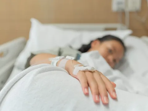 Những thói quen không ngờ khiến thanh thiếu niên có thể mắc bệnh tử 24 giờ do não mô cầu