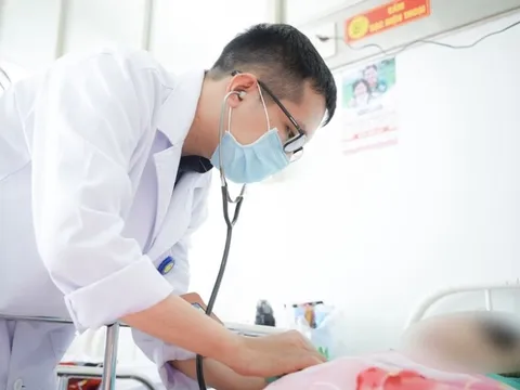 Xe khách chở 24 người hành hương gặp tai nạn, nhiều người nhập viện, có trường hợp nghiêm trọng