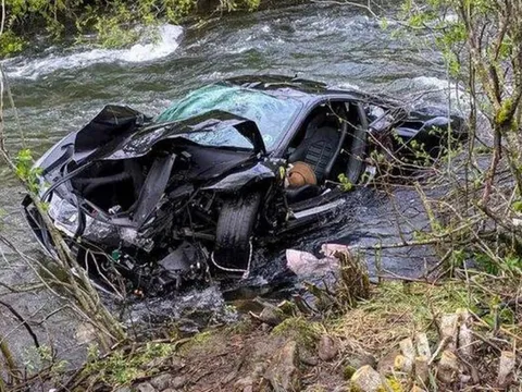 Tai nạn kinh hoàng trên đường đèo: Xe Ferrari lao xuống sông, hai người chết