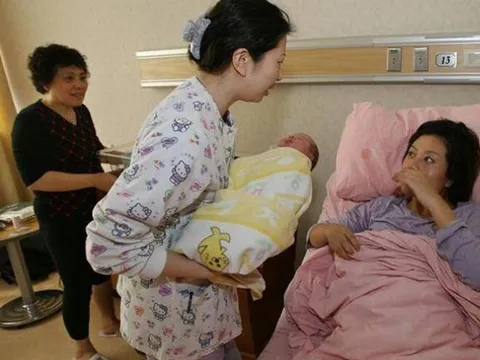 Cứ tới bữa cơm mẹ chồng rửa tay 3-4 lần, con dâu lén đi theo thì nghẹn họng