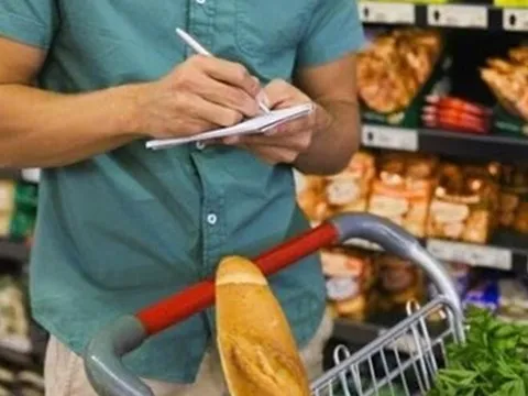 Vợ đưa 200 nghìn đi chợ, tôi nghĩ bụng đút túi được vài chục, mua xong mới tá hỏa