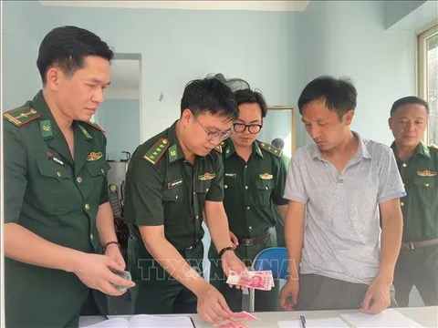 Bộ đội biên phòng bàn giao đồ vật bị đánh rơi cho du khách Trung Quốc