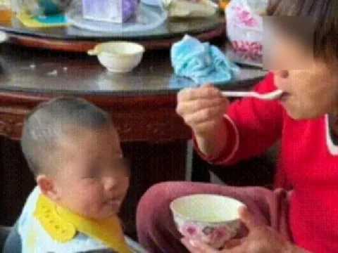 Vì sao bé 2 tuổi mắc bệnh giang mai? Cha mẹ sững sờ khi biết nguyên nhân từ thói quen này của mình