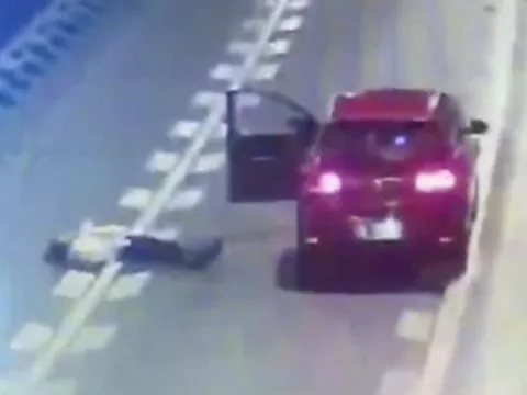 Cô gái lao ra khỏi ô tô nằm giữa cao tốc "ăn vạ", lý do gây sốc liên quan đến bạn trai