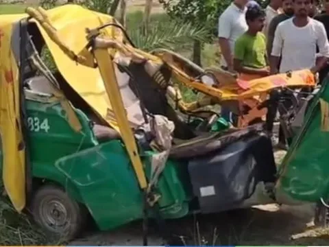 Xe tải tông trực diện xe ba bánh, 6 người thiệt mạng