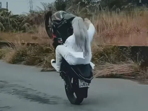 Vụ nam thanh niên hóa trang "thần điêu đại hiệp" bốc đầu xe máy: Công an Bình Dương thông tin bất ngờ