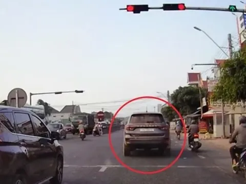 Qua clip người dân cung cấp, 1 tài xế bị phạt lỗi vượt đèn đỏ 19 triệu đồng