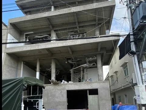 Xe rùa rơi từ tầng 4 trúng đầu khiến thợ hồ 49 tuổi tử vong thương tâm