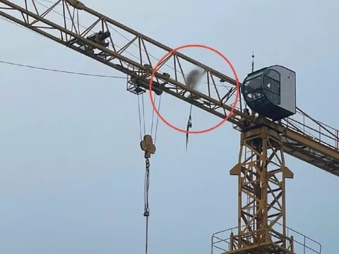 Thông tin bất ngờ về người đàn ông không mặc quần áo "làm xiếc" trên cần cẩu cao hàng chục mét