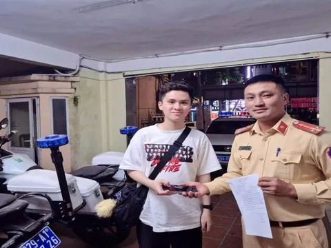 Nhặt được chiếc điện thoại giá trị hàng chục triệu đồng, người phụ nữ đã tin tưởng giao lại cho Cảnh sát giao thông