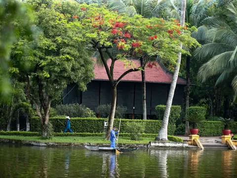 Sáng tháng 5 cùng những người thầm lặng chăm sóc Khu di tích Chủ tịch Hồ Chí Minh tại Phủ Chủ tịch