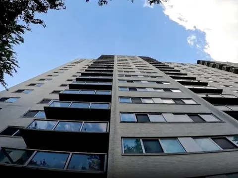 Thót tim bé trai 2 tuổi rơi từ tầng 15 chung cư, các phụ huynh ở địa phương bàng hoàng về điều xảy ra ngay sau đó