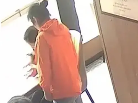 Mẹ và con gái vào nhà hàng gọi 3 món nhưng không đụng đũa suốt 1 giờ, ông chủ âm thầm gọi cảnh sát