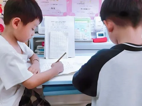 Con có thành tích học tập luôn đứng đầu lớp, mẹ đứa trẻ tiết lộ "luật" của gia đình khiến hàng xóm bất ngờ