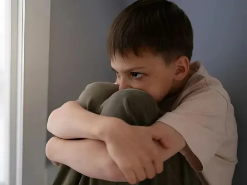 Bé trai 8 tuổi ném đồ đạc, từ chối đến trường khiến cha mẹ giận dữ: Chuyên gia chỉ cách tháo gỡ "nút thắt" trong lòng con