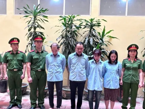 Hà Nội: Nhận hối lộ hơn 1,1 tỷ đồng để bỏ qua vi phạm trật tự đô thị, Bí thư phường cùng 3 cán bộ bị khởi tố