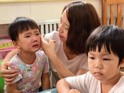 Con đi học khóc ròng suốt 3 tháng, chuyển sang trường khác tôi mới biết nguyên do