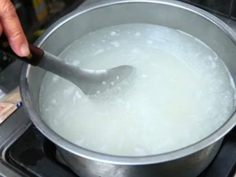 Mẹ chồng nấu cháo tôm cho cháu luôn bỏ thịt, chỉ lấy vỏ, biết lý do tôi sốc không nói nên lời