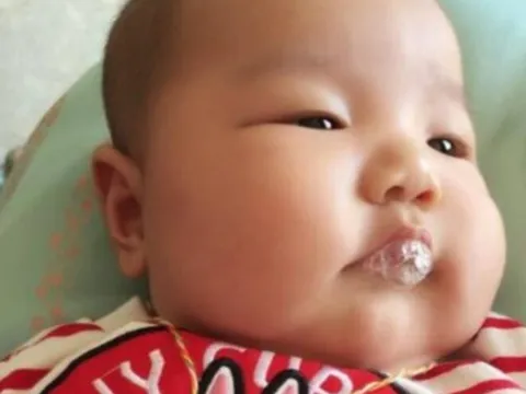 Con 2 tháng tuổi thường xuyên “thổi bong bóng”, mẹ tưởng hành động dễ thương nhưng bác sĩ bắt nhập viện ngay lập tức