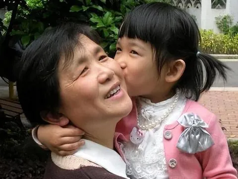 Con gái nhiều đêm nằm mơ thấy bà nội nói 1 câu giống nhau, vợ chồng tôi quyết định xới nền nhà lên