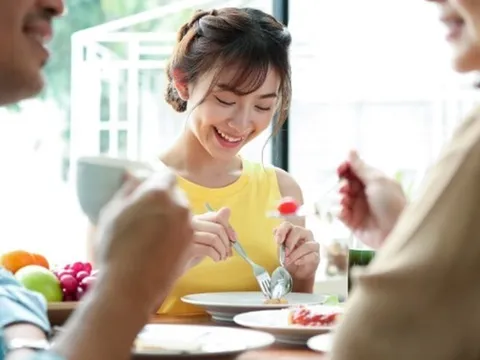 Giúp con trai chăm sóc cháu nhiều năm liền, mẹ chồng hối hận khi nghe con dâu nói