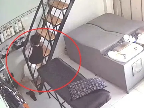 Mẹ Việt ngã từ trên tầng cao xuống đất, gặp nguy hiểm nhưng tay vẫn giữ chặt bảo vệ con