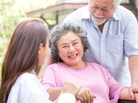 Người lạ giả làm con gái đến thăm mẹ già 88 tuổi suốt 6 tháng, thân phận thực sự khiến gia đình bất ngờ
